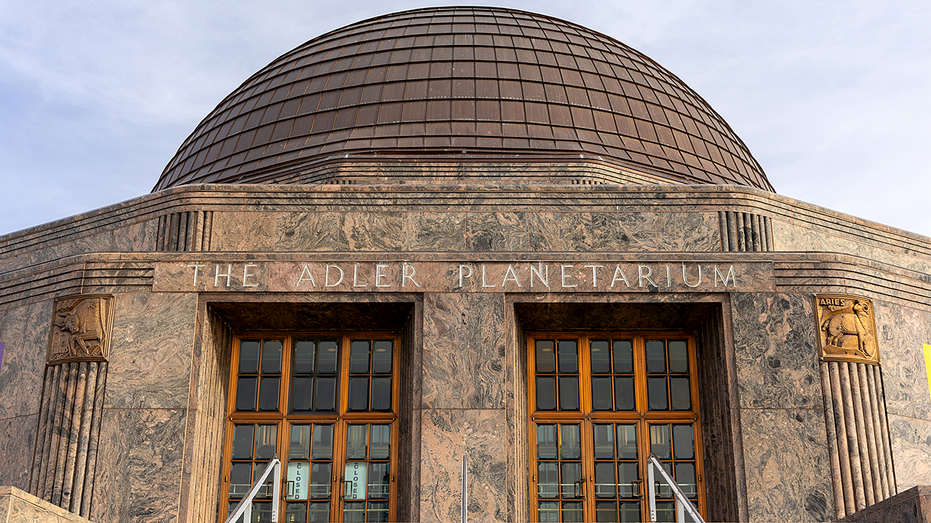 Adler-Planetarium-chicago-museum-reporters-attacked