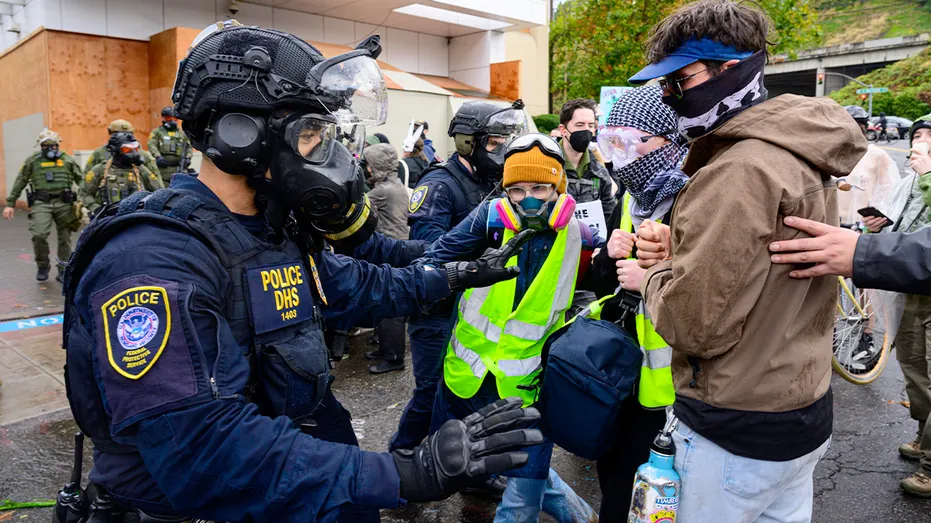 federal-agent-ice-dhs