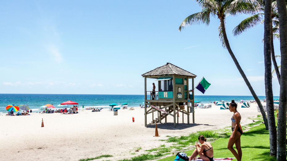 florida-beach-sunbathers