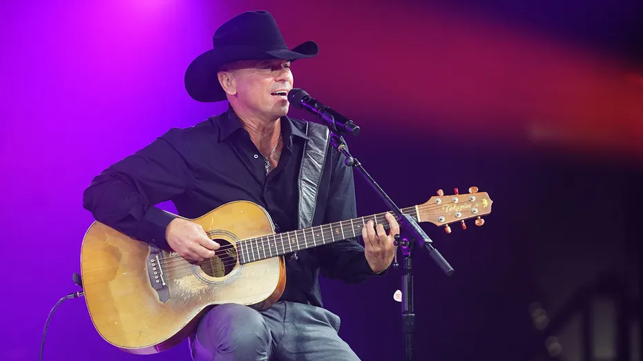 kenny-chesney-playing-the-guitar