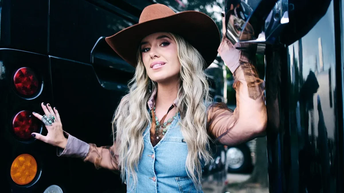 lainey-wilson-denim-shirt