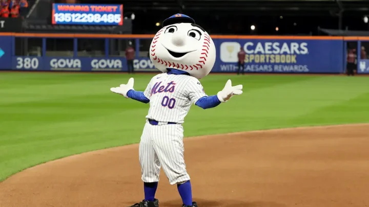 Mets reporter dissects team’s miserable season while Pride Night Mr. Met dances behind him