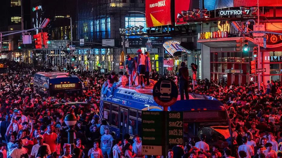 new-york-knicks-fans-celebrate-fox-news-01