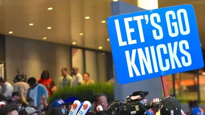 Knicks fan sends OnlyFans model a Patrick Ewing jersey and pays for her to twerk in it