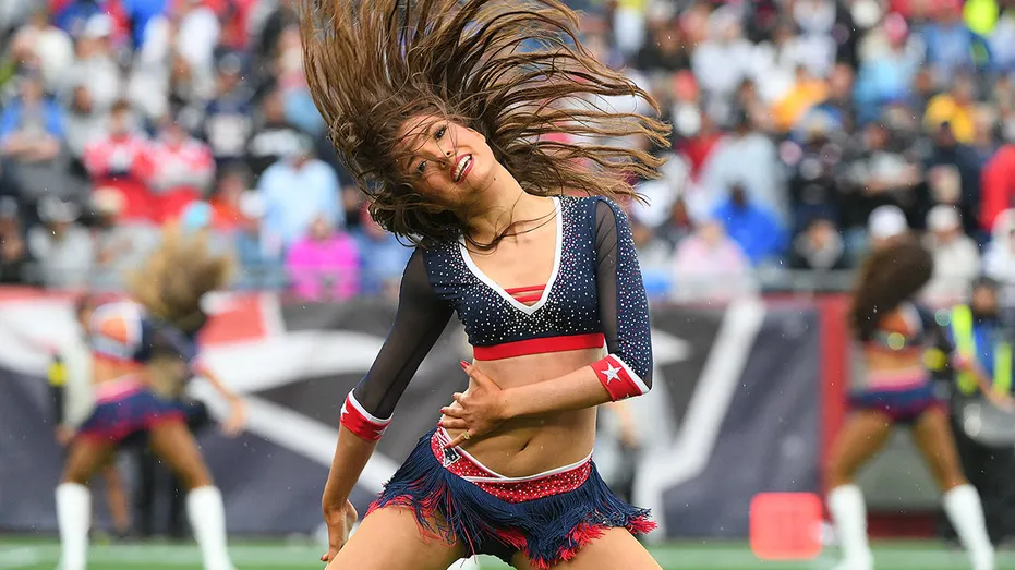 nfl-patriots-cheerleaders-090925-1