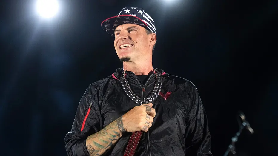 vanilla-ice-on-stage