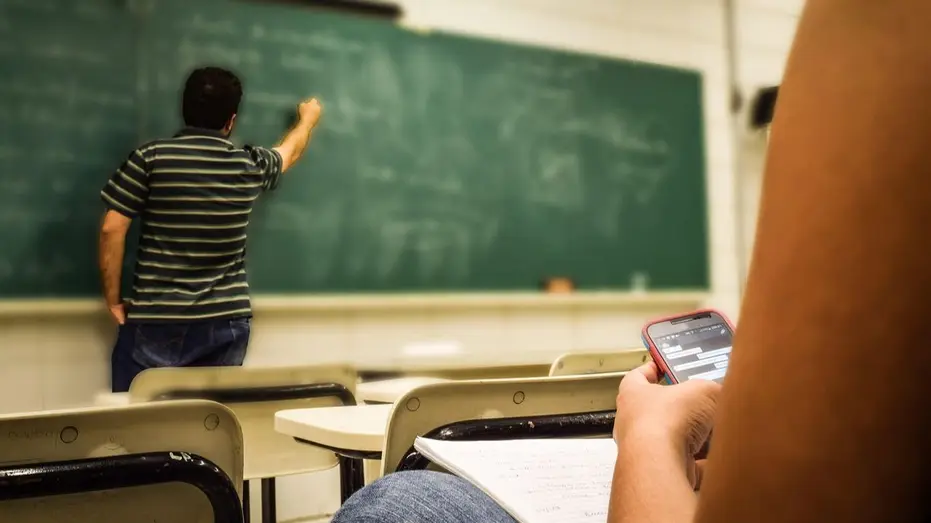 3-schools-turn-to-handwritten-exams-as-ai-cheating-surges