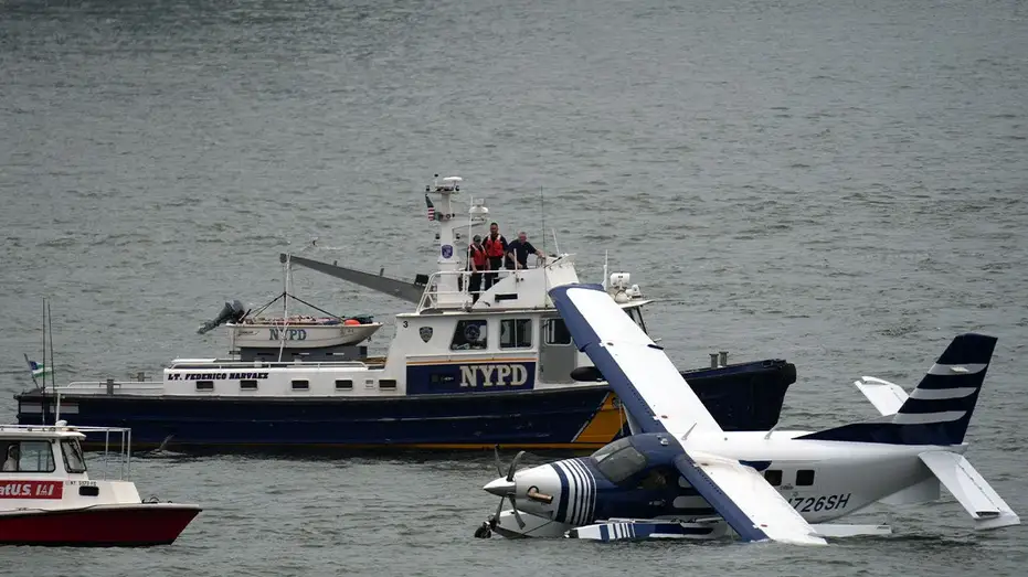 Seaplane-hard-landing-NYC-East-River-001