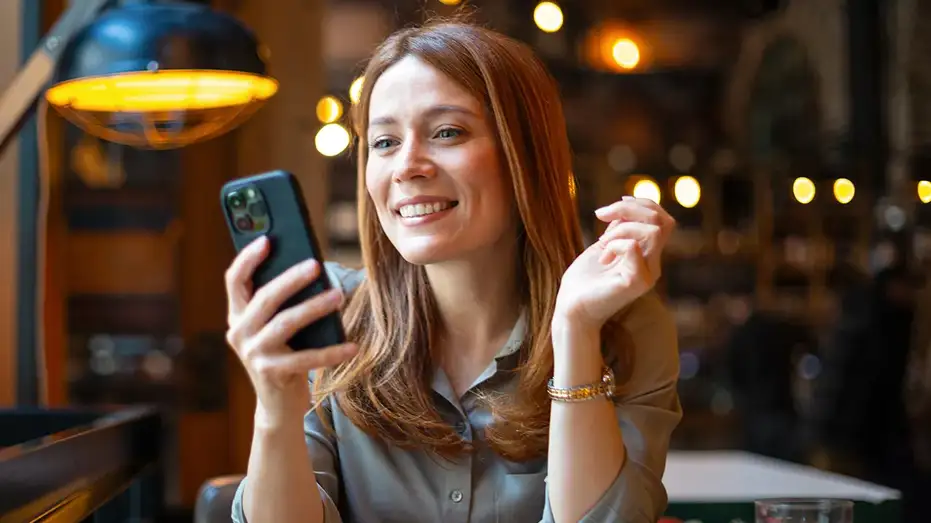 WOMAN-PHONE-SMILING