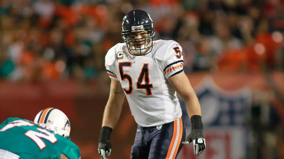 brian-urlacher-chicago-bears-miami-dolphins