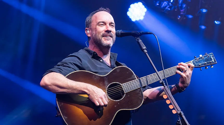 dave-matthews-performing