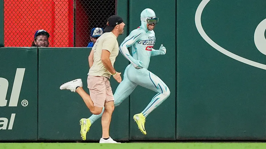 fan-races-freeze-truist-park