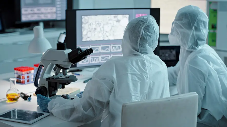 scientists_in_lab