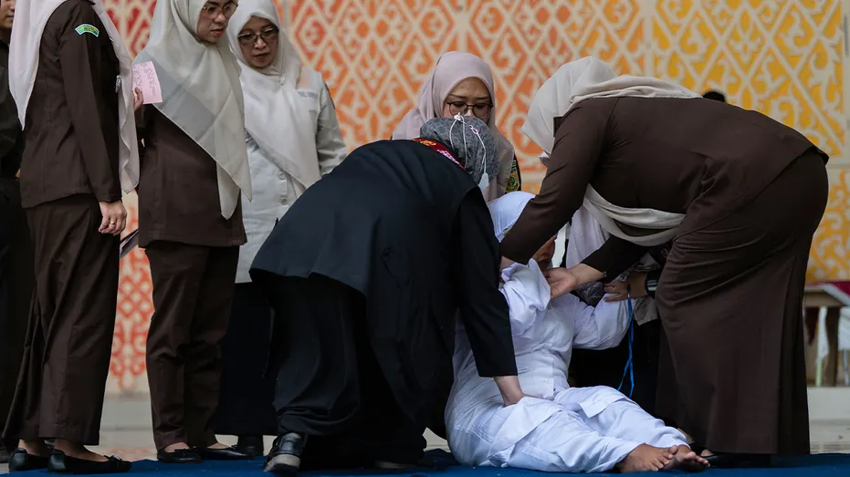 sharia-indonesia-caning