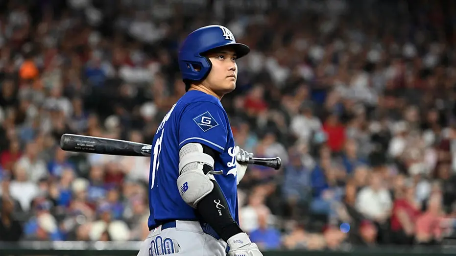 shohei-ohtani-looks-up-dodgers-mlb