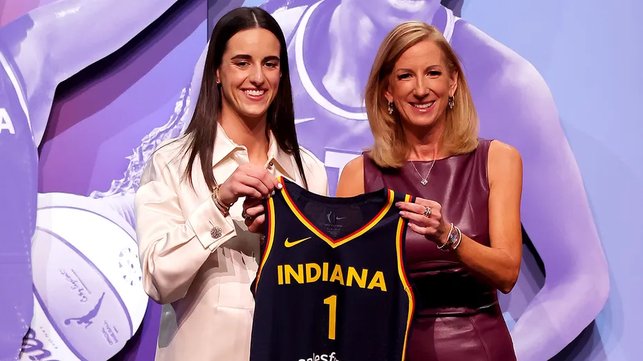 wnba-cathy-engelbert-caitlin-clark-001