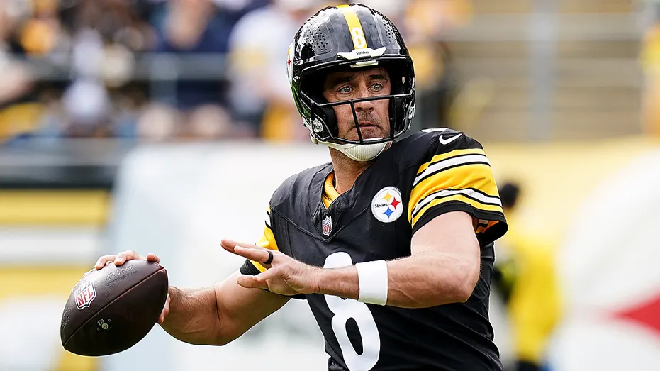 steelers-aaron-rodgers-throws-pass-browns